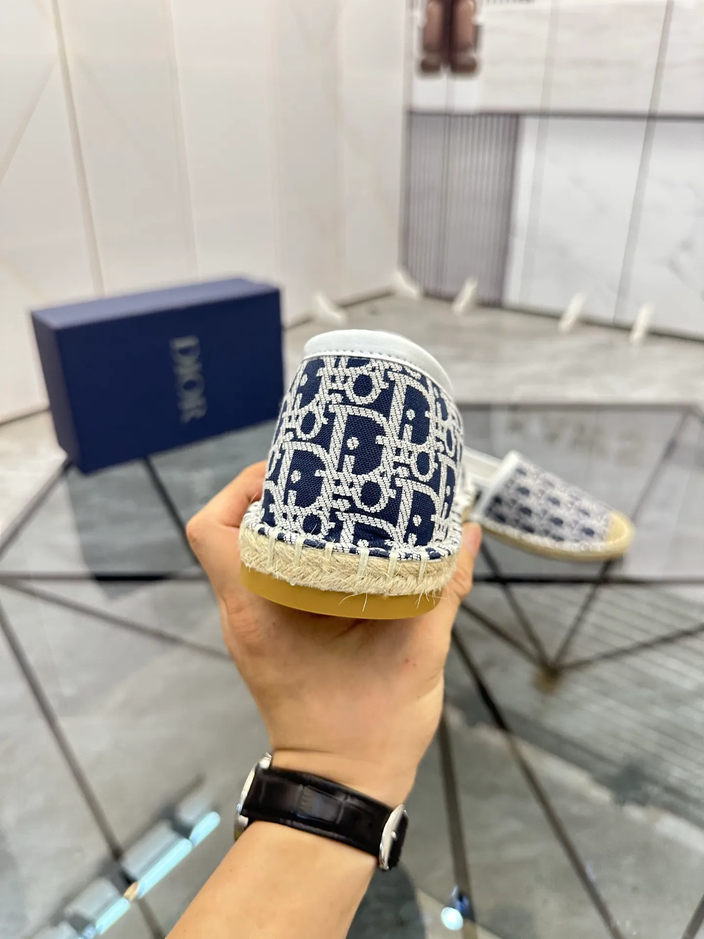 Men's shoes for sale 💰: 💰P400¥ Product trademark: Dior* "Dior*" low-top fisherman's shoes Regular size: 38-44 (can be customized to 37.45) Product materials: imported cowhide leather upper spliced ​​with original fabric, sheepskin lining, original outsole. Number: 1023